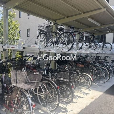 
						クレヴィア用賀 駐輪場