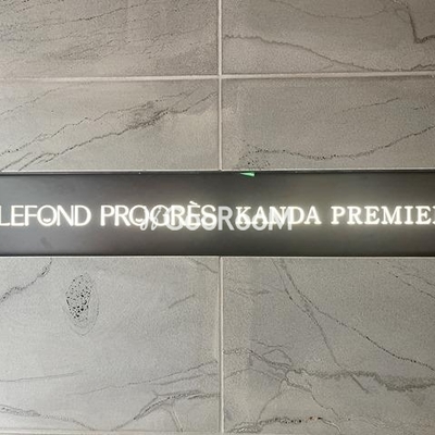 
						ルフォンプログレ神田プレミア 看板