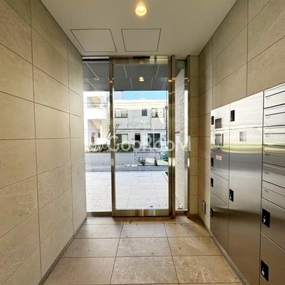 
						駒場ウエスト エントランス3駒場ウエスト エントランス