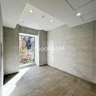 
						駒場ウエスト エントランス4