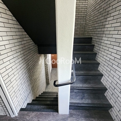 
						クレアーレ上目黒諏訪山  階段