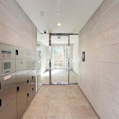 
						駒場ウエスト エントランス1