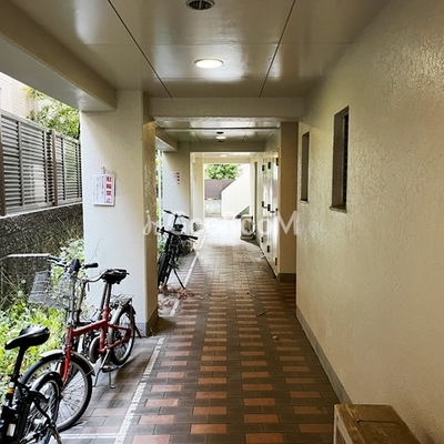 
						ファーストアパートメンツ三田 共用部2