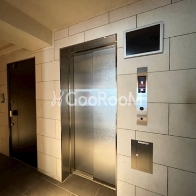 
						エレベーターホール