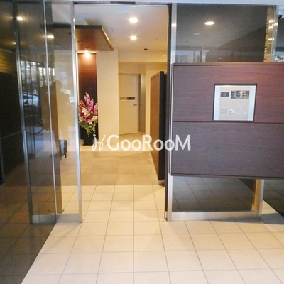 
						ピークス神田 入口