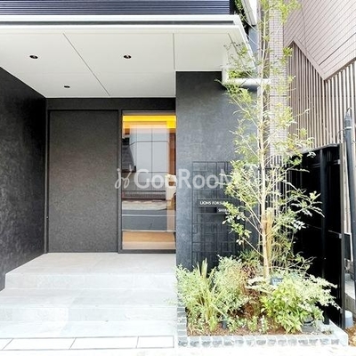 
						グランマーチ芝公園 入口