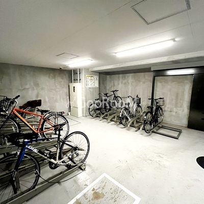 
						駐輪場
