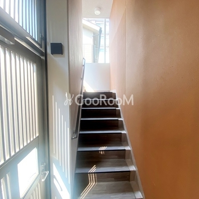 
						リーラ三鷹 階段