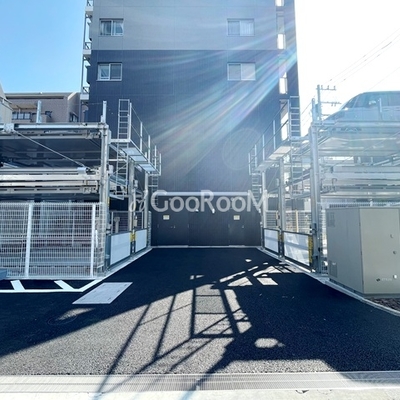 
						駐車場