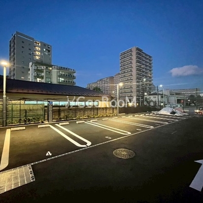 
						駐車場