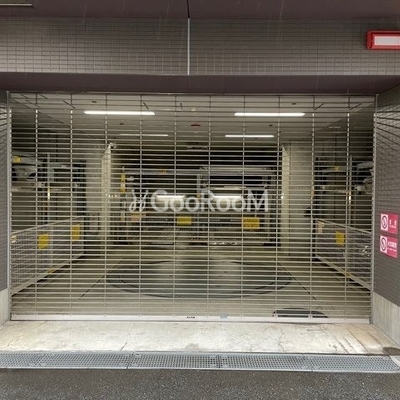 
						駐車場