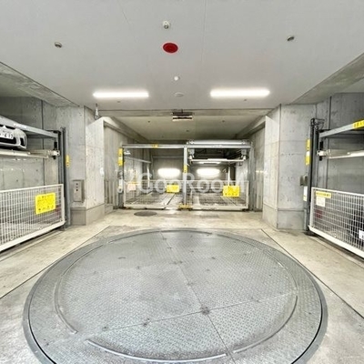 
						駐車場