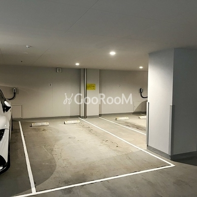 
						駐車場